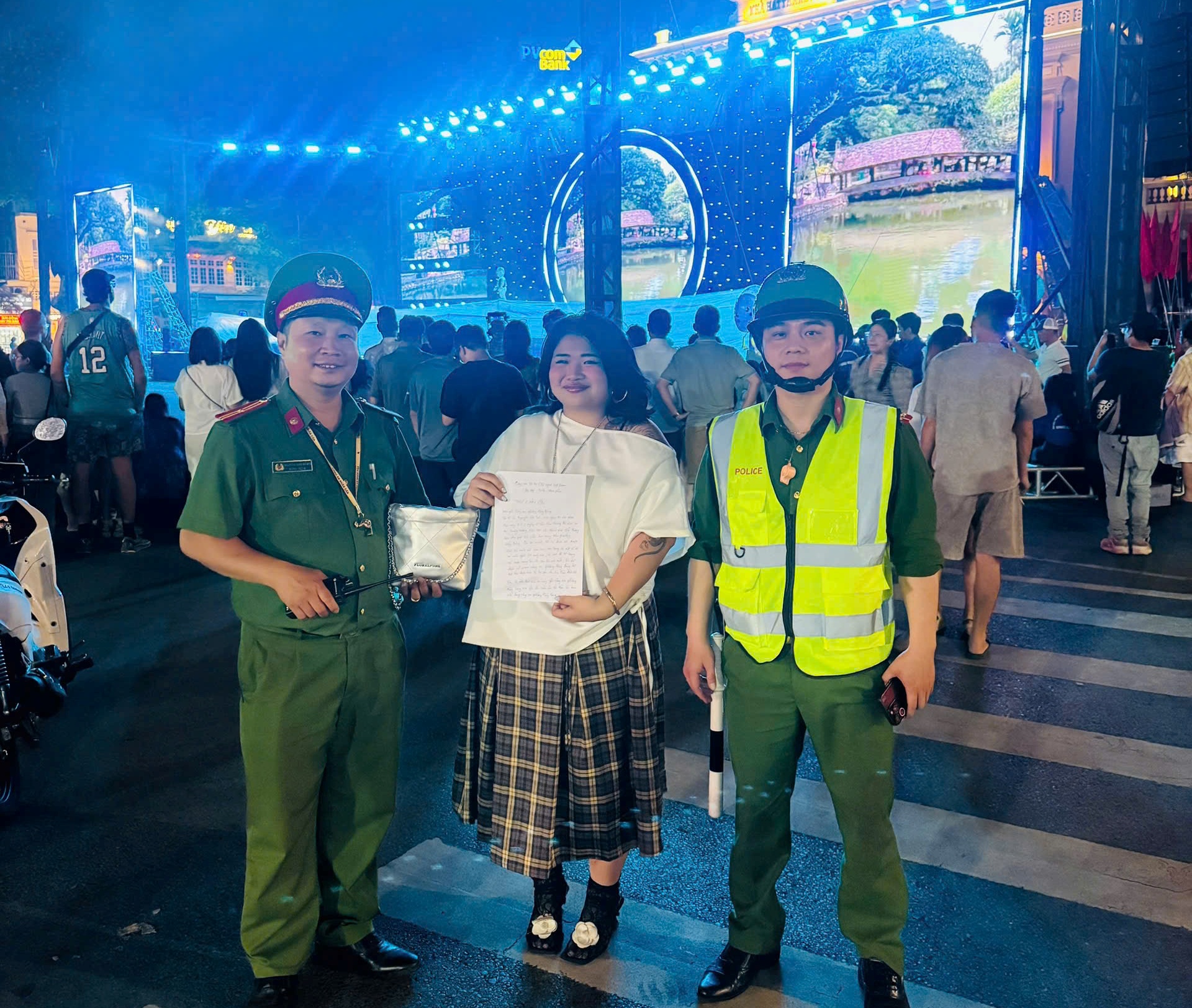 Công an các phường Hồng Bàng và Thuỷ Nguyên giúp Nhân dân tìm tài sản bị thất lạc trong Lễ hội Hoa Phượng Đỏ Hải Phòng 2026
